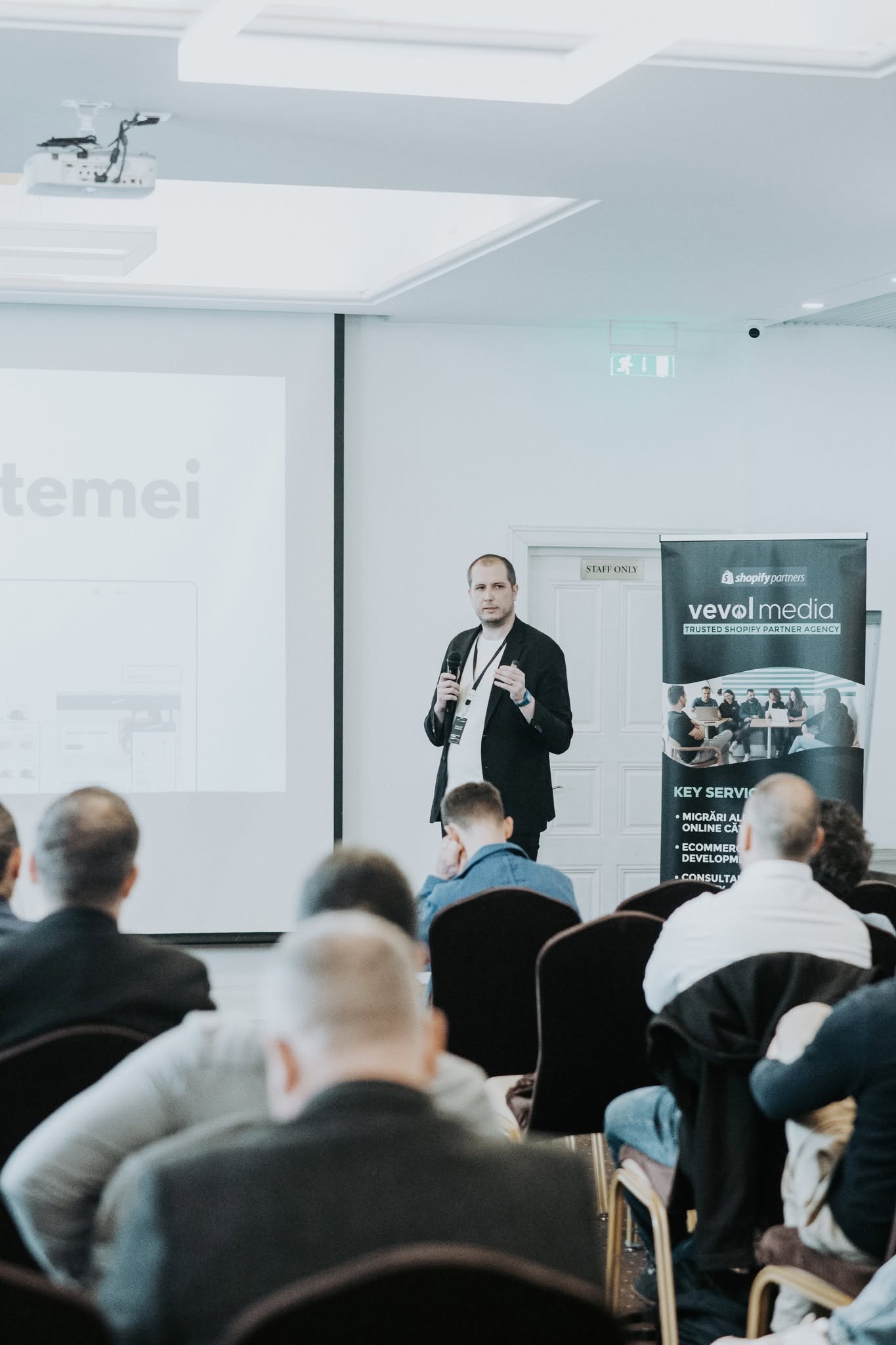 Bogdan Dogaru speaking at a Vevol Media Shopify event